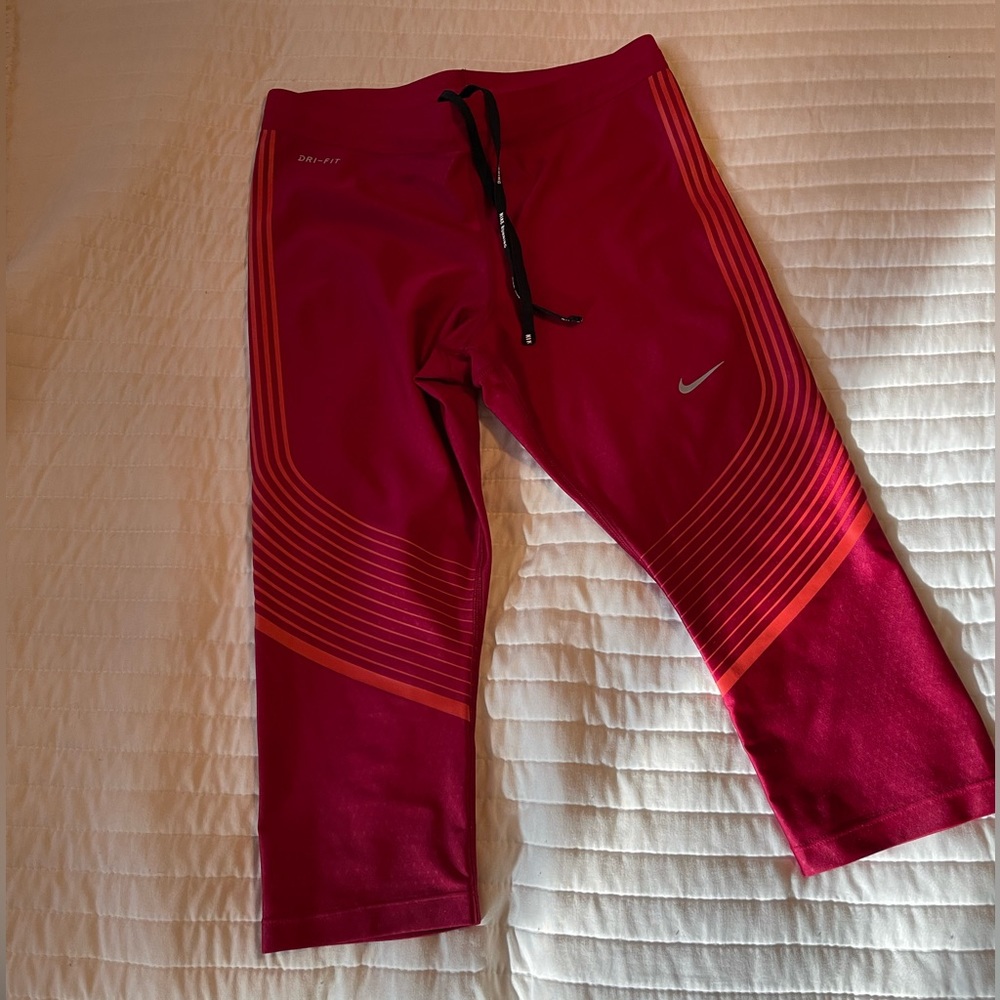 EUC NIKE Hot pink crop capri leggings size Medium